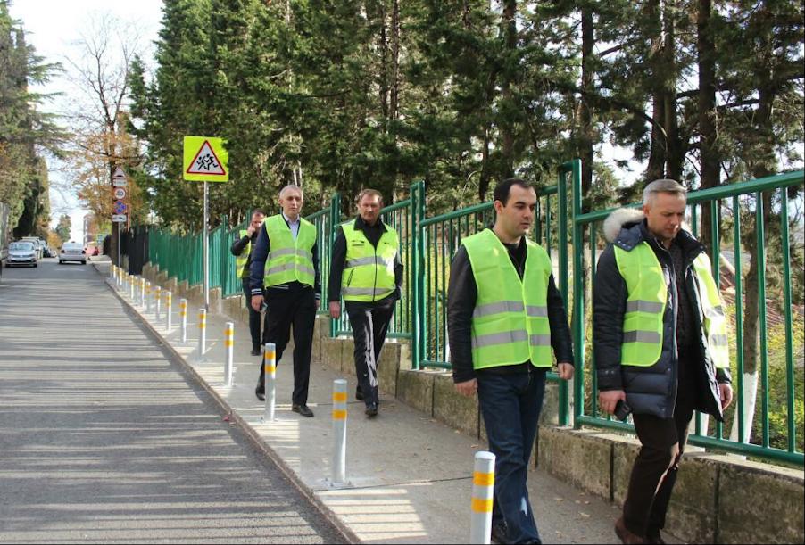 Общественники проинспектировали ход дорожных работ в Сочи